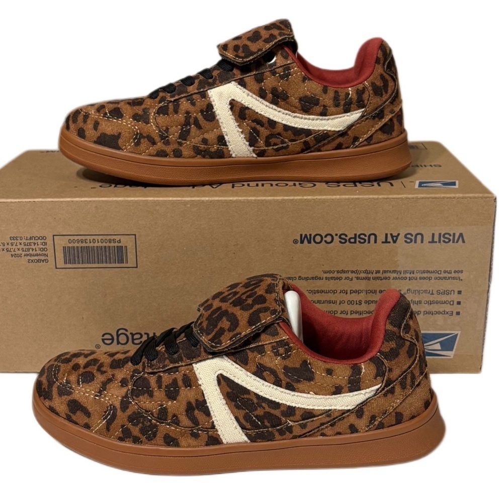 CUSHIONAIRE Women's Astro Retro Sneaker